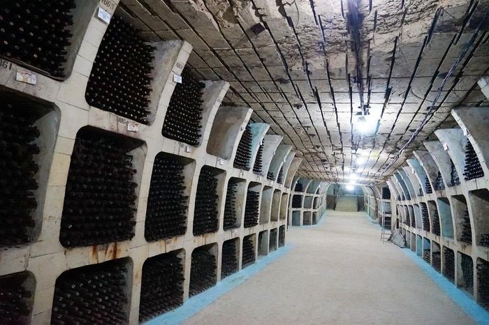Truyền thống làm rượu vang phong phú của Moldova có từ hàng ngàn năm trước. Bằng chứng hóa thạch cho thấy rằng nho phát triển ở đây một cách tự nhiên vào đầu 25 triệu năm trước, trong khi trồng nho và làm rượu vang ít nhất là 4.000 đến 5.000 năm tuổi.