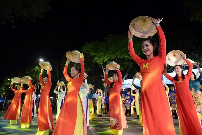 Các nghệ nhân dân gian và đội lân sư rồng đến từ Thường Tín, Gia Lâm, nhóm múa dân gian Con đĩ đánh bồng làng Triều Khúc, nhóm múa dân gian Bài bông do 100 cháu thiếu niên đến từ Thường Tín, Đan Phượng, Ứng Hòa, nhóm múa Thăng Long, nhóm người mẫu Hà Nội,...