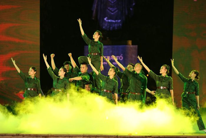 Chương trình nghệ thuật Hà Nội – Những ngày tháng không thể nào quên một lần nữa ca ngợi vẻ đẹp thanh lịch nhưng cũng vô cùng kiên cường, bất khuất của người dân Thủ đô từ những năm kháng chiến chống thực dân Pháp và đế quốc Mỹ, và cho đến hôm nay, tinh thần quật khởi ấy vẫn còn giữ nguyên trong trái tim người dân Hà Nội trong mọi trận tuyến, nhất là cuộc chiến không tiếng súng chống “giặc” Covid-19 suốt hơn 6 tháng qua.