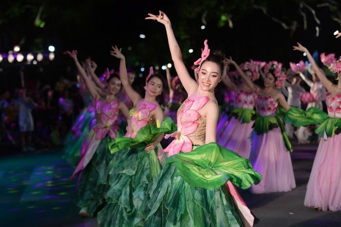  Các nghệ nhân Làng hoa Mê Linh, Làng hoa Tây Tựu Bắc Từ Liêm, CLB Thanh thiếu niên Hà Nội, các vận động viên Wushu, thể dục dụng cụ, patin đường phố,… đã trình diễn các màn nghệ thuật vô cùng đặc sắc, rực rỡ và sôi động.