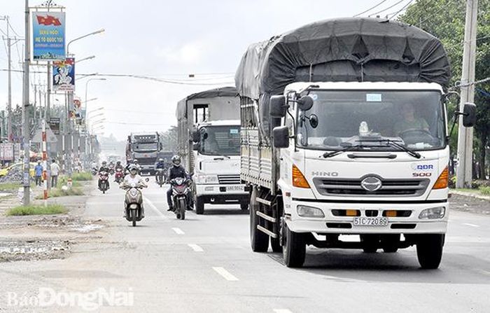 Ô tô và xe máy đi chung làn hỗn hợp nên dễ xảy ra va chạm, mất an toàn. Trong ảnh: Giao thông qua khu vực ngã ba Suối Cát (H.Xuân Lộc). Ảnh: T.Hải