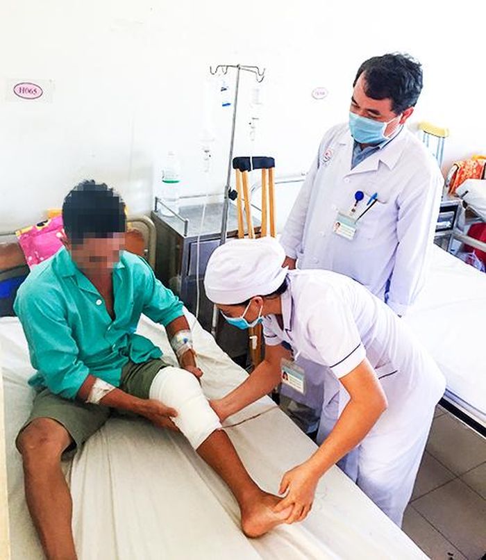 Bác sĩ thăm khám cho bệnh nhân T.