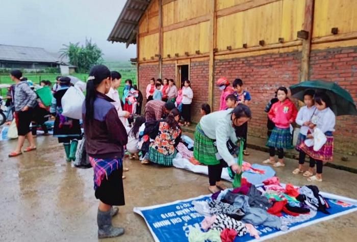 Người dân hào hứng tham gia hội chợ.