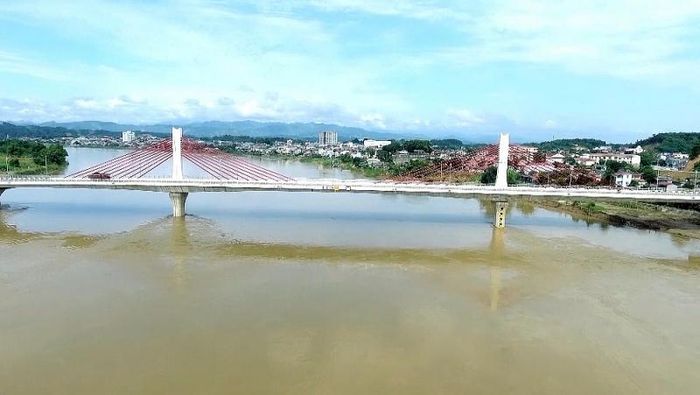 Yên Bái có 7 cây cầu hiện đại vượt sông Hồng kết nối đôi bờ, đáp ứng nhu cầu phát triển kinh tế của địa phương.