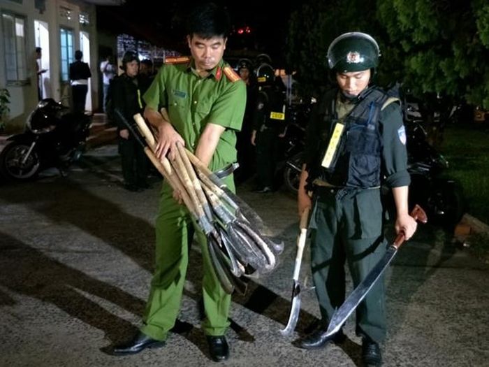 Một số hung khí được Công an thu giữ tại hiện trường