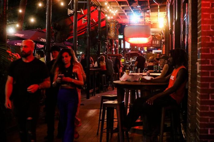  Giới trẻ đến các quán bar và nhà hàng ở St. Petersburg, Florida, hôm 26/6. Ảnh: New York Times. 