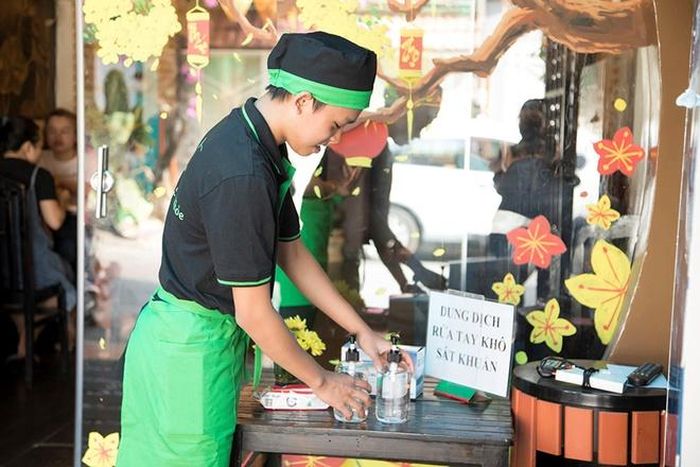  Hồ Văn Cường vẫn rửa chén, phục vụ ở nhà hàng chay. 