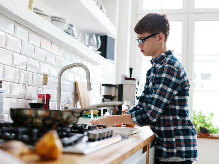  Làm việc nhà là kỹ năng teen cần biết trước khi du học. Ảnh: Getty Images. 