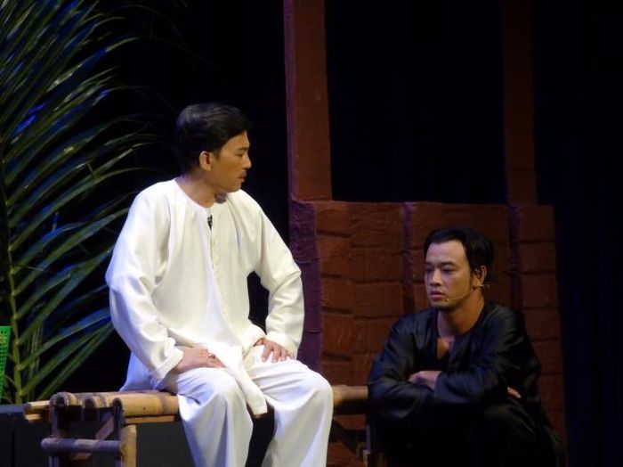 Hữu Tiến (vai ông chủ) và Hoàng Phi (vai Sơn) trong vở “Ngược gió”. Ảnh: H.K
