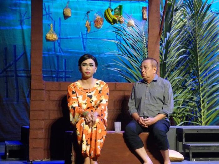 Minh Dự (vai má Huệ) và Tiểu Bảo Quốc (vai chú Bảy) trong vở "Ngược gió". Ảnh: H.K