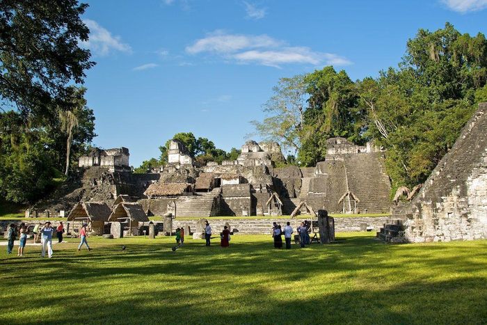 Cũng lẽ, sự sụp đổ của người Maya đến từ nhiều nguyên nhân khác nhau, trong đó có các nguyên nhân kể trên. Đến khi đế quốc Tây Ban Nha xâm lăng châu Mỹ, vương triều Maya chỉ còn là cái bóng của chính mình, và họ đã chấm dứt sự tồn tại trong lịch sử sau một cuộc chiến không cân sức...