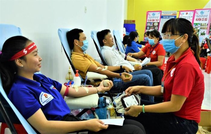Hiến máu tình nguyện tạo thành phong trào lan rộng khắp các tầng lớp nhân dân trong Ngày hội hiến máu “Sắc đỏ Tây Đô”.
