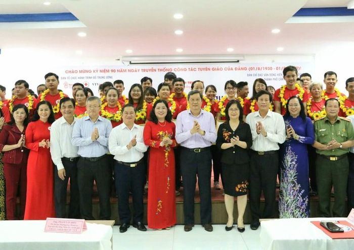 Ông Phạm Văn Hiểu, Phó bí thư Thường trực Thành ủy Cần Thơ, cùng toàn thể lãnh đạo trao Bằng khen và Giấy khen cho các gia đình và cá nhân có thành tích xuất sắc trong công tác hiến máu tình nguyện.