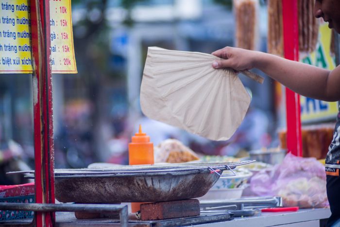 Đơn giản, mộc mạc, những chiếc quạt giấy vẫn lặng lẽ đóng góp một phần vào cuộc sống của người dân lao động - Ảnh Lê Công Đức
