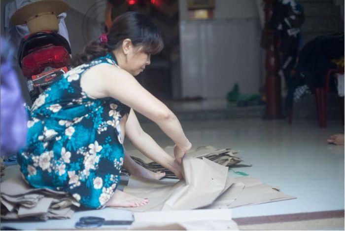 Không phải giấy thương hạng nhưng những tấm giấy carton đều được lựa chọn và xếp kỹ càng trước khi đem đi dán quạt - Ảnh Lê Công Đức 