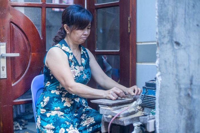 Cứ cuối tuần nào rảnh, cô Hường lại tranh thủ làm quạt để gửi đến cho những người thực sự cần nó - Ảnh Lê Công Đức 