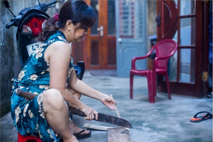 Từng lát tre được chẻ một cách cẩn thận dưới đôi bàn tay mảnh khảnh của cô - Ảnh Lê Công Đức