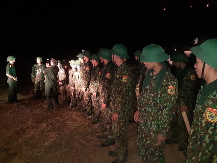 Cán bộ chiến sỹ ĐVTN tiểu đoàn huấn luyện cơ động – BĐBP Hà Tĩnh triển khai phương tiện chữa cháy.