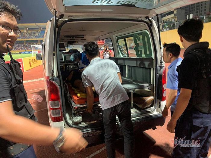 Nữ CĐV sau đó được tiêm thuốc, sơ cứu kịp thời
