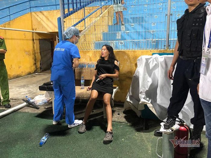 Nữ CĐV sau đó tỉnh táo, được chở tới phòng hồi sức ở sân Hàng Đẫy
