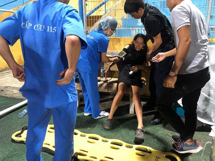 Bác sĩ đo huyết áp cho cô