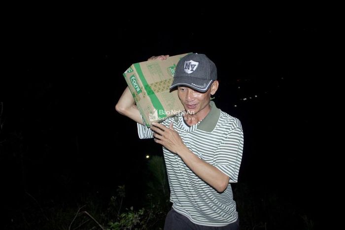 Lực lượng hậu cần cũng xuyên đêm tiếp tế đồ ăn, thức uống cho lực lượng chữa cháy. Ảnh: Quang An