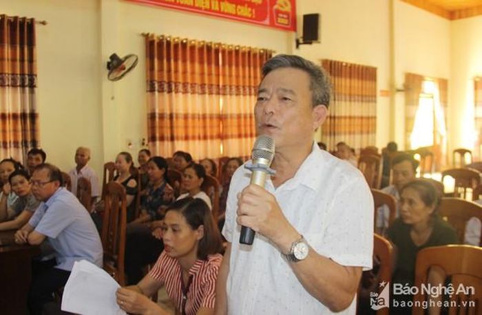 Cử tri Trần Văn Hùng, xóm Trung Bắc kiến nghị các cấp quan tâm chế độ cho cán bộ và cơ sở vật chất cho các đơn vị sáp nhập. Ảnh: Mai Hoa