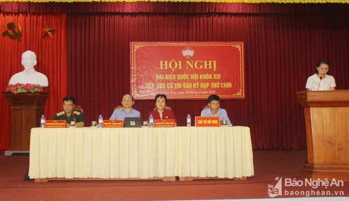 Sáng 30/6, các đại biểu Quốc hội gồm: Ông Nguyễn Thanh Hiền – Phó trưởng Đoàn đại biểu Quốc hội tỉnh; Trung tướng Nguyễn Doãn Anh - Tư lệnh Quân khu IV và bà Nguyễn Vân Chi - Ủy viên Ủy ban Tài chính và Ngân sách của Quốc hội có cuộc tiếp xúc cử tri xã Nghi Hoa, huyện Nghi Lộc. Ảnh: Mai Hoa