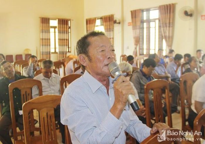 Cử tri Nguyễn Khâm Sự kiến nghị các cấp quan tâm đầu tư hệ thống giao thông. Ảnh: Mai Hoa