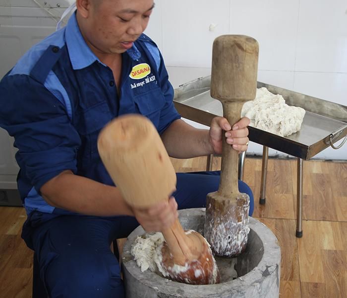 Chả mực phải dã bằng tay và giã hơi rối khi ăn phải còn miếng mực giòn dai