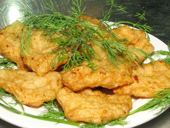 Những miếng chả sau khi hoàn tất có mùi thơm của mực và màu vàng ươm cực kỳ bắt mắt.