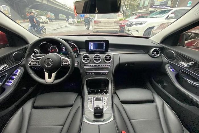 Bên trong nội thất của xe được ốp thêm gỗ có thể là loại gỗ hạt dẻ hay gỗ sồi Open Pore. Màn hình cảm ứng trung tâm nâng kích thước lên 10,25 inch mang đến cảm giác thoải mái hơn khi điều khiển so với màn hình cũ. Vô-lăng tích hợp thêm 2 phím điều khiển chức năng là ga tự động và giới hạn tốc độ. Phía sau vô-lăng là màn hình kỹ thuật số toàn phần với kích thước 12,3 inch.