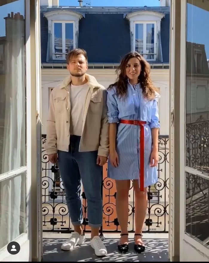 Style cặp đôi nghiêm túc. Katie đặc biệt thích mix những món phụ kiện với tông màu trái ngược nhau.