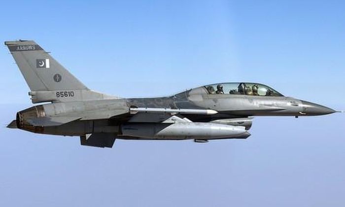F-16 Fighting Falcon, thường được gọi là Viper, là một máy bay chiến đấu đa chức năng. Tiêm kích này cất cánh lần đầu tháng 1/1974. Đến nay, gần 5.000 chiếc F-16 đã được chế tạo và biên chế trong quân đội ít nhất 25 quốc gia. Phiên bản F-16CM được tối ưu hóa cho cuộc tấn công mặt đất và ngăn chặn nhiệm vụ phòng không đối phương.