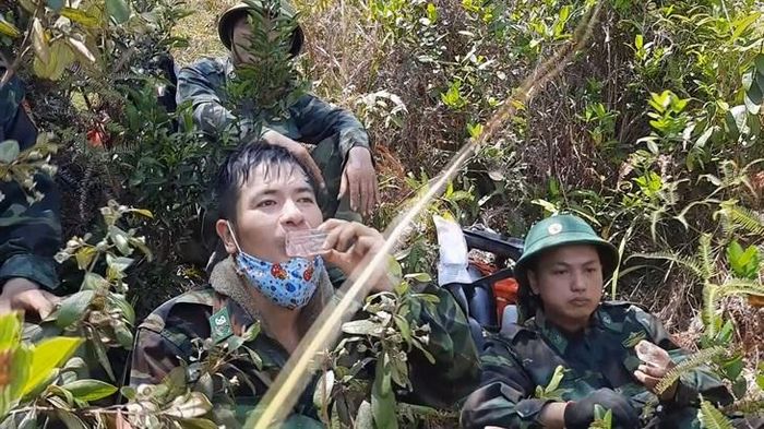 Phút nghỉ giải lao của các cán bộ, chiến sĩ BĐBP Hà Tĩnh. Ảnh: Thế Mạnh