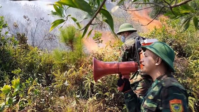 Lực lượng BĐBP Hà Tĩnh tiếp cận đám cháy để dập lửa. Ảnh: Thế Mạnh