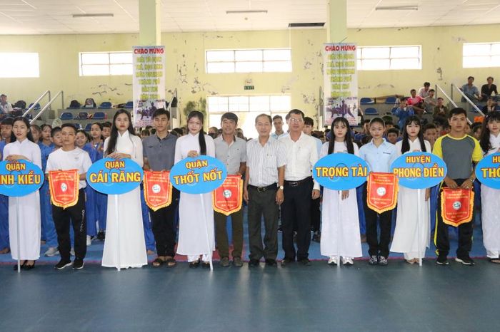 Các đại biểu tặng cờ lưu niệm cho đại diện các đơn vị tham dự giải đấu.