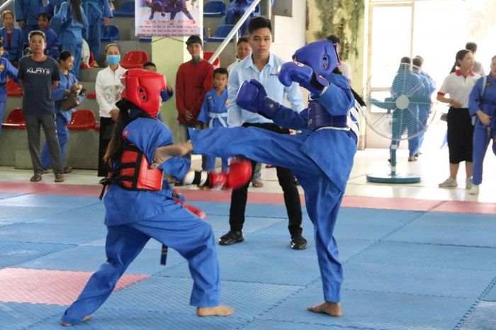 Vận động viên thi đấu môn Vovinam.