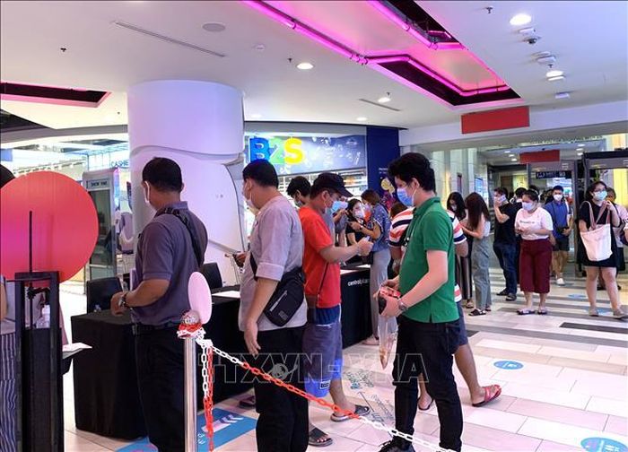 Người dân Thái Lan đi mua sắm sau khi các biện pháp phong tỏa từng bước được nới lỏng.