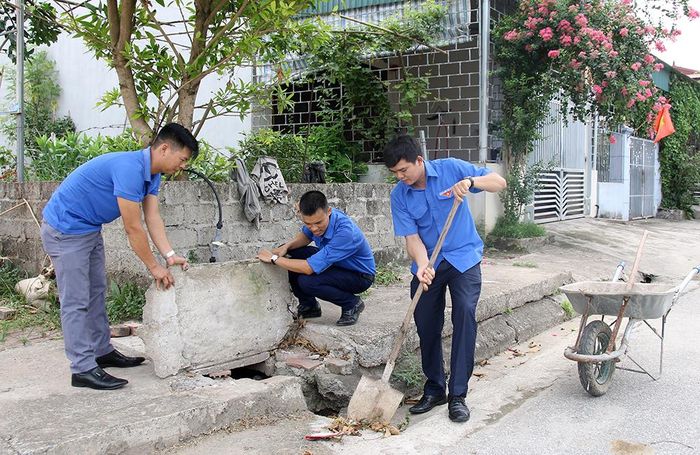 …và phối hợp với thị Đoàn Phú Thọ tham gia khơi thông cống rãnh…