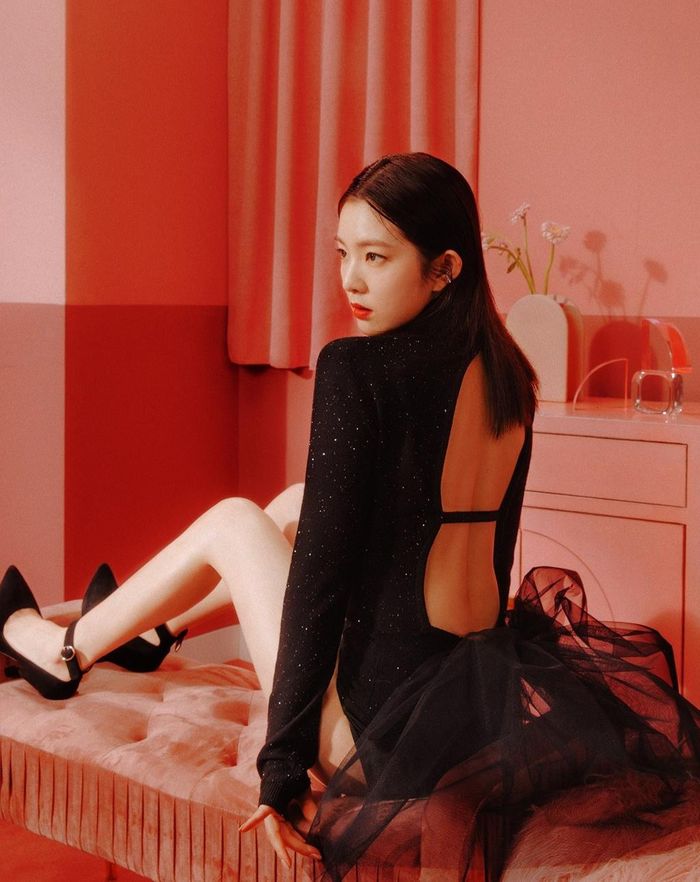 Trong loạt hình teaser được phát hành những ngày qua, Irene và Seulgi mặc trang phục gợi cảm. Đặc biệt, loạt hình khoe vai trần của Irene - nữ ca sĩ được mệnh danh mỹ nữ Kpop thế hệ mới - gây sốt mạng xã hội. Đây là lần hiếm hoi giọng ca sinh năm 1991 xuất hiện với phong cách quyến rũ như vậy. 