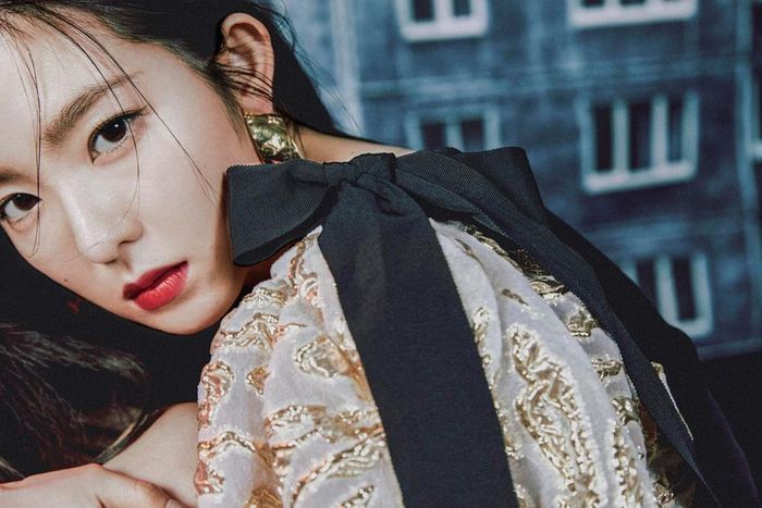  Trong nhóm, Irene là thành viên nổi tiếng nhất nhờ ngoại hình nổi bật. Nữ ca sĩ nhiều lần xuất hiện trong bảng xếp hạng nhan sắc của các thần tượng Kpop. Giọng ca sinh năm 1991 được khen xinh đẹp, đường nét gương mặt hoàn hảo. 