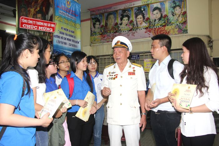 Anh hùng Lực lượng vũ trang nhân dân Nguyễn Văn Đức trò chuyện với các bạn trẻ trong chương trình giao lưu Nghĩa tình đồng đội tại TPHCM