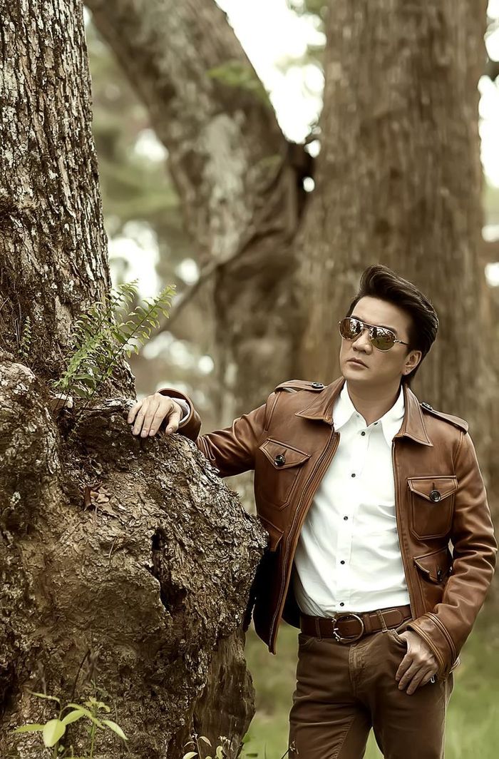  Nam ca sĩ vẫn phong độ với những cách tạo dáng quen thuộc “cộp mác” Đàm Vĩnh Hưng.