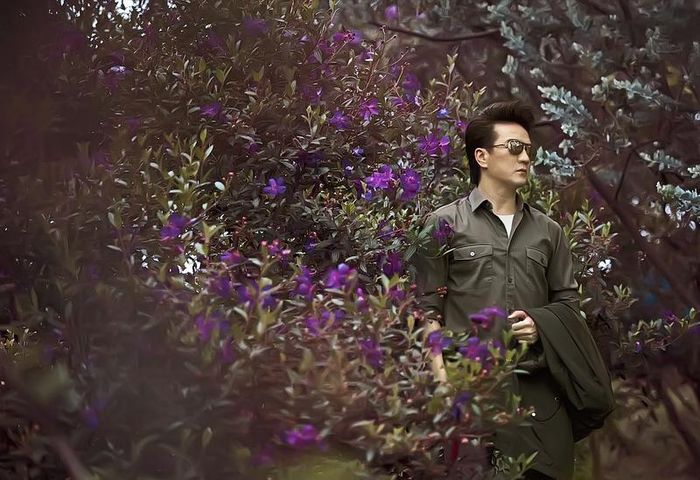 Đàm Vĩnh Hưng tự trồng hoa thêm vào vườn để tăng thêm phần tự nhiên cho bộ ảnh.