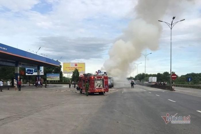 Lực lượng cứu hộ khống chế vụ cháy