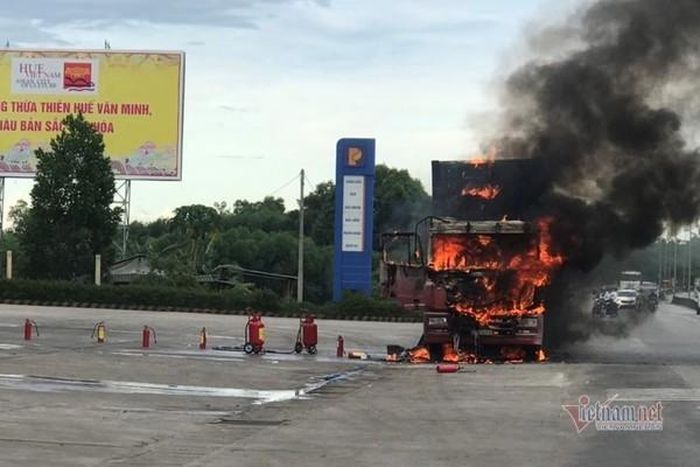 Chiếc xe bốc cháy dữ dội khi tài xế vừa đậu trước cây xăng