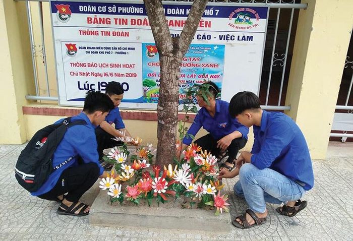 Mô hình thùng phân loại rác và tái chế chai nhựa thành đồ chơi, hoa của Chi đoàn Khu phố 7, Phường 1, thành phố Đông Hà. Ảnh: ĐV