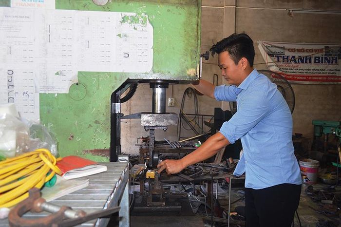 Anh Lê Thanh Hùng vừa năng động trong công việc làm ăn, vừa đam mê hoạt động đoàn. Ảnh: ĐV