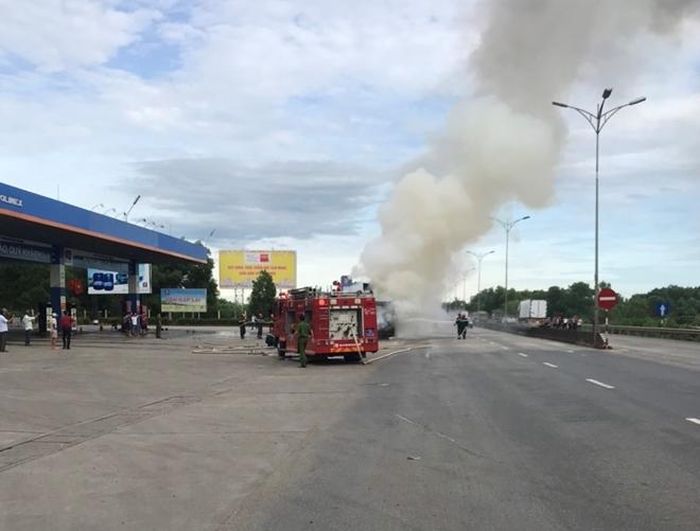Lực lượng Cảnh sát PCCC&amp;CNCH khống chế, dập tắt đám cháy trên xe đầu kéo. 